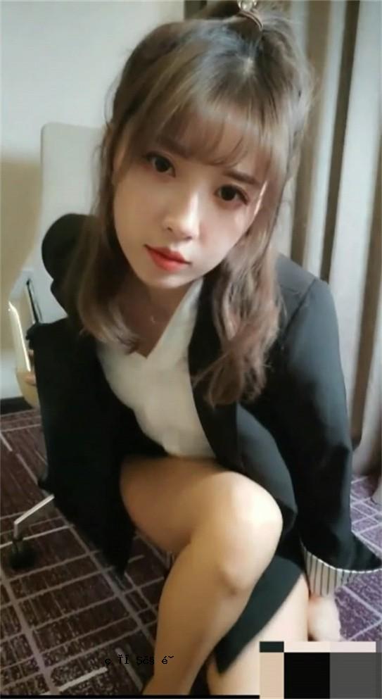 超级美丽的小神殿少女，是当地和宏伟的办公室女士穿着黑色四肢，黑色四肢，嗅探和嗅探的常规基础。
