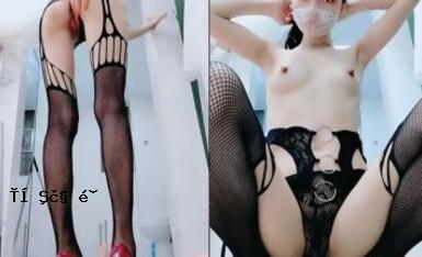 黑色的大腿大腿和凶猛的女狼热情地坐在她的脸上，尖叫着尖叫，享受椅子的大腿在刺激孔的孔中刺穿孔。