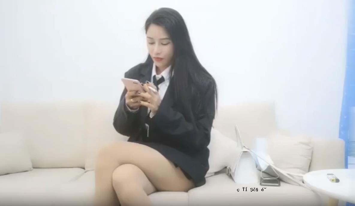 黑色的大腿长长，姐妹舌和嘴交织在一起，现场负责后，她的阴部被打开了。