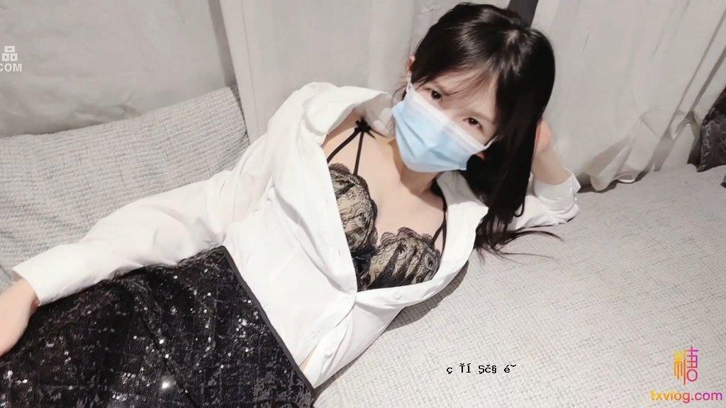 洛丽塔（Lolita）朋友是一位性感的女人制服，被偶然地吸引了，秘密书不在房子的顶部。
