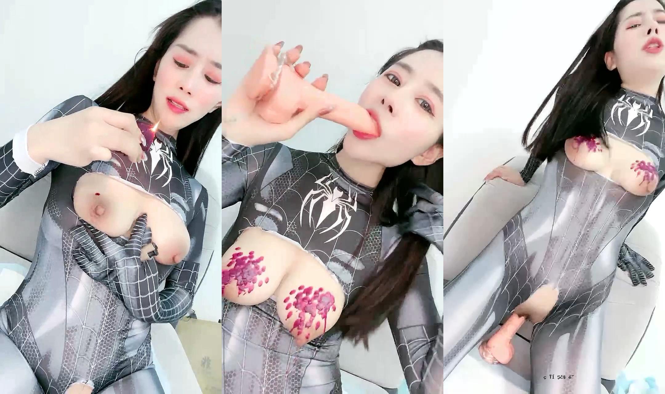 蜘蛛的骑士精神看起来像胸围，胸部的前部暴露在蜂蜜和美丽的乳房上，孔是一滴牛奶，lewd悬挂在黑色