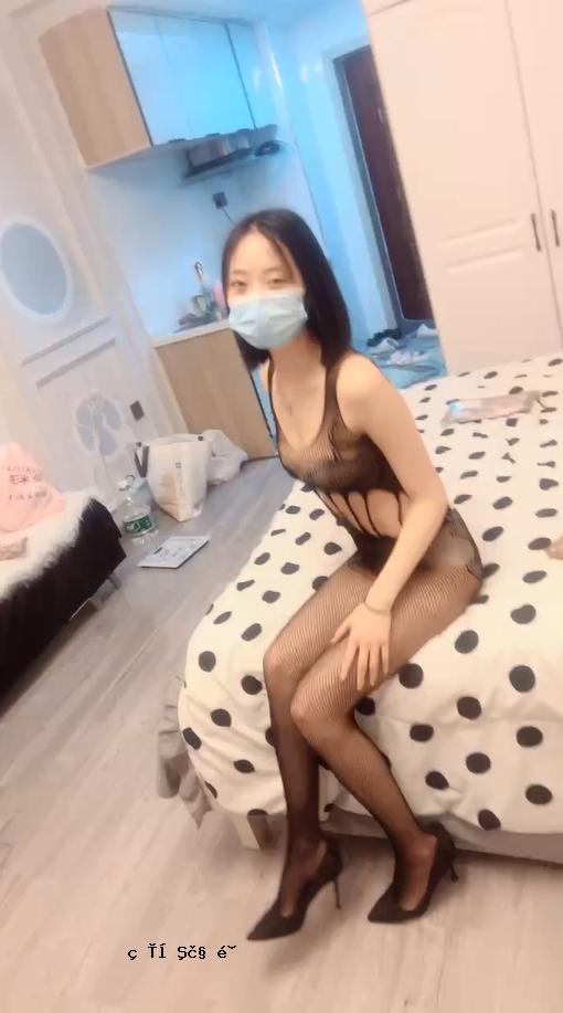 女孩们穿着每种同性恋皮肤，戴着彼此的脸，他们戴了3年的鼠疫和100人。