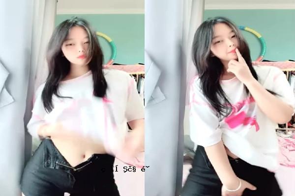 清纯美少女小周妹妹自己闺房自摸诱惑超粉嫩小穴特写揉捏奶子磨蹭阴蒂美臀更是诱人。