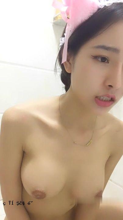 他非常兴奋，以至于他很紧，以至于他被清洗，大喊声音和mo吟。他不确定自己是否在吟。