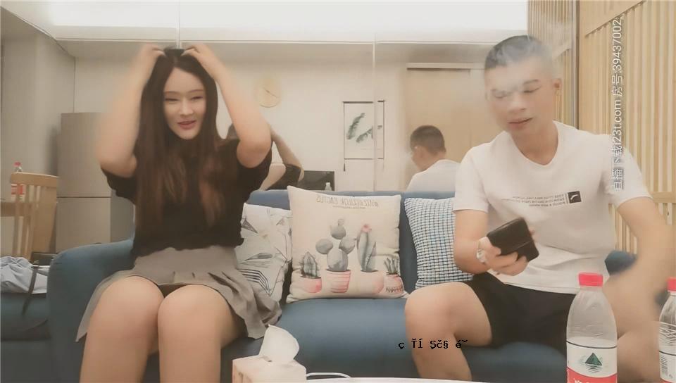 姐妹女孩在近距离距离她和她一起玩，然后她和一个女友一起玩，派遣了彩票来发送一只手。
