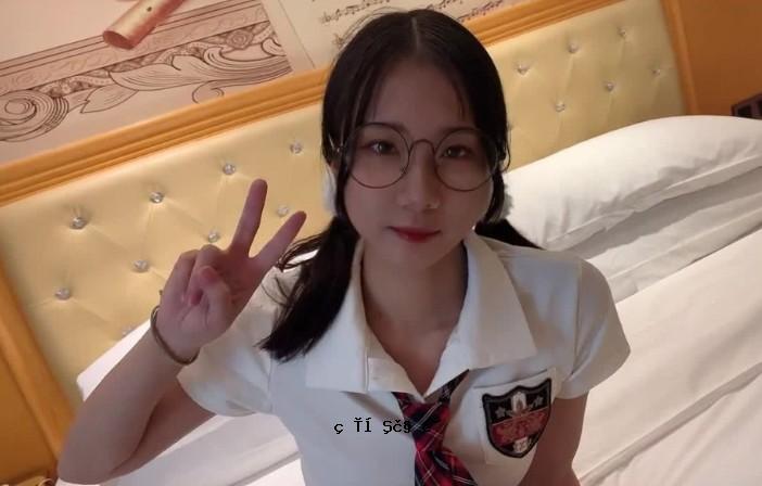 穿着制服的最纯洁，最时尚的姐姐非常美丽。