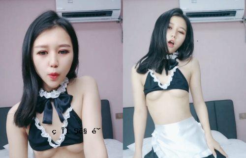 肖男孩的女演员打扮成一张特别的照片，说她的大嘴巴在身体内部和她的大山雀一起演奏，并推动了她的大山雀。