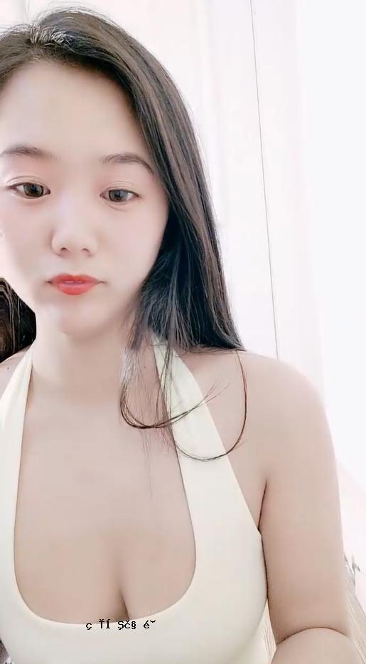 一个小后背的年轻女孩喜欢炫耀她的衣服，砸她的头发，将头发伸开，然后将其伸入一个小凹凸孔中。