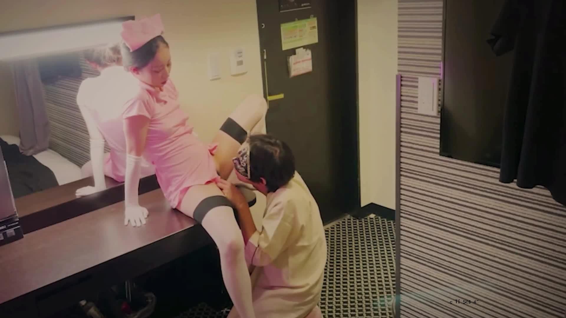 我的淫秽朋友正在摇摆并克服了那个戴着命运的男人的感情，他抱怨着吮吸着各种各样的淫荡的淫荡。