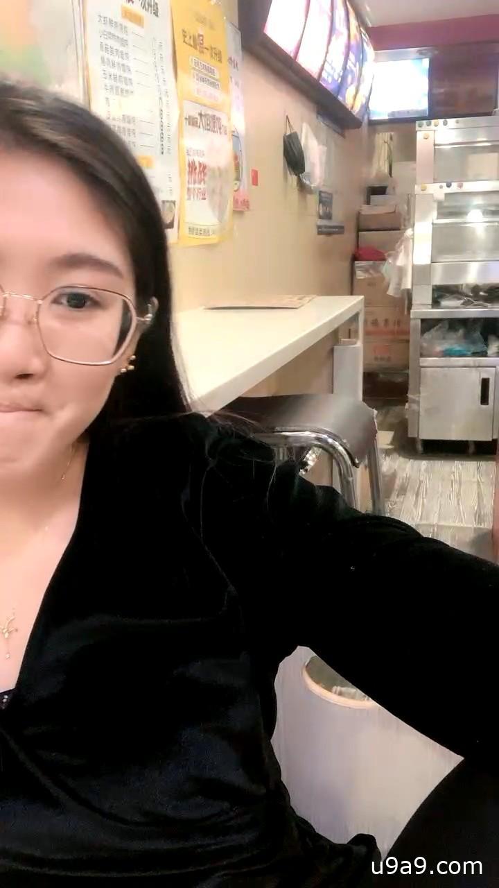 Hakuji商店居住在厨房里的老女孩商店非常喜欢一个年轻的男人，该男子泄漏出厨房，揉捏和刺激良好，女孩被揉和刺激，女孩正在刺激和刺激。