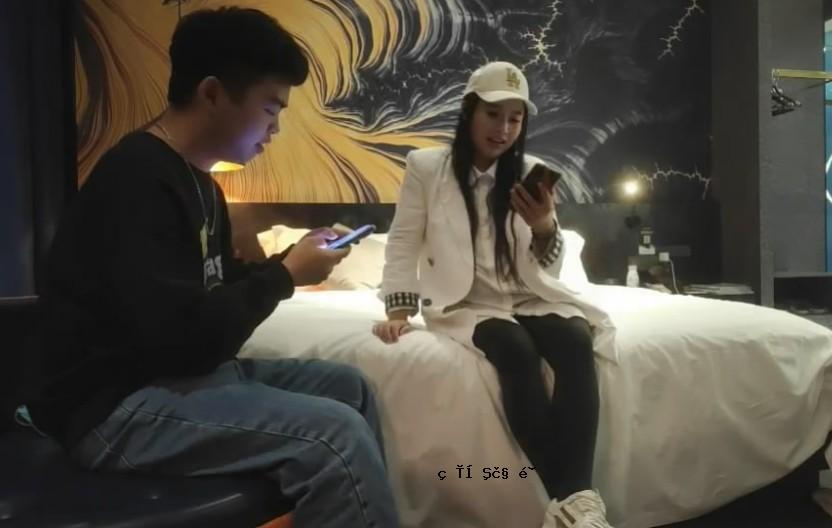 他是一个自称为观看聚会的人。