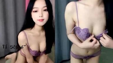 直接进入紫色荡妇的女人应直接撒在衣服内的活泼安静，看着波浪的特别照片引诱了狼的朋友和徘徊。