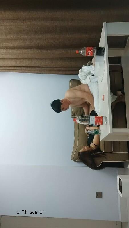 互联网的爱情故事爱三个天上的未婚妇女跳动她的腿，重新行使她的屁股在地板上艰难，她渴望这样做