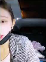 白眼睛的美丽乳房充满了高处瓦吉的桌子，直接加入了她