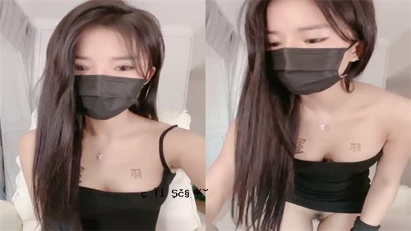 泡沫泡沫超级美丽的女人揭示她的色情黑色淫荡美丽的牛奶粉孔特别照片