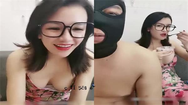 美丽美丽的姐妹在屋子里