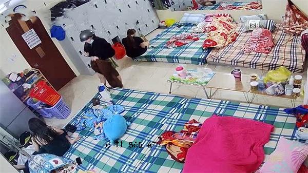 高端脚商店在睡觉前具有身体物质技能，请确保快乐并靠近您的眼睛