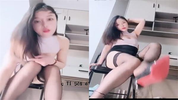 高尺寸的黑人女孩的性感声音抽搐和互惠玩具玩具