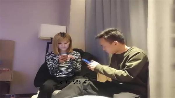 高端美女正在寻找鲜花和美丽的乳房