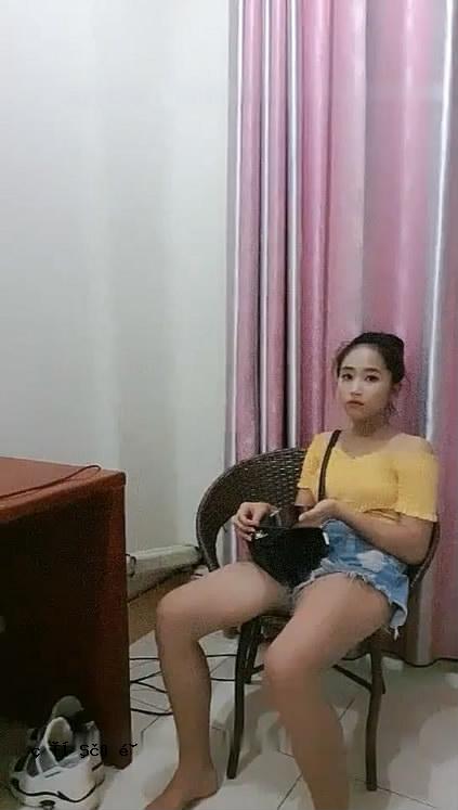 老人Yue Nan的300-Sama是一个年轻的衣服女孩，对老人生气