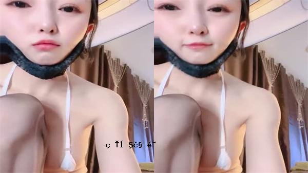 高尺寸的黑人女孩的性感声音天使和彼此的性交与她难以忍受的头发一起玩耍