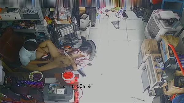 手机摩托车机械维护点的黑手端客户缺陷网络图像小夫妇正在寻找