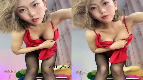 大型黑人女孩，大乳房荡妇lewd声音荡妇互相坐在一起