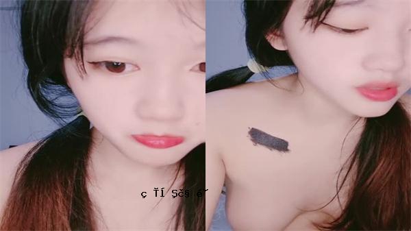 一个伟大的年轻女子，有一个可爱的04个小朋友，海裸体秤