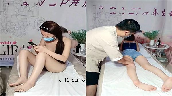 一个漂亮的女孩，有一个没有衣服的私人水疗中心的服装