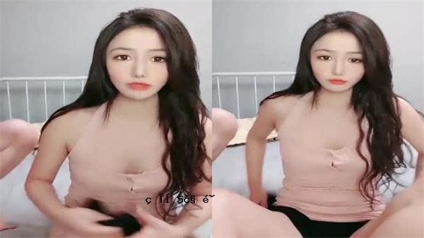 黑色的荡妇和屁股很兴奋和激动