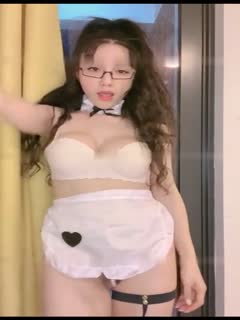 一位大胸女士，有黑眼睛