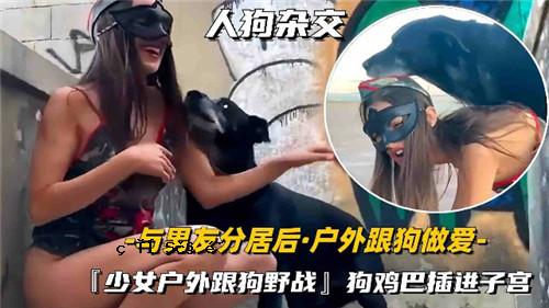 一个男人的朋友和一个住在船后面并喜欢外面的狗的朋友。