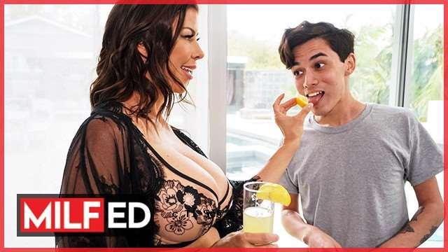 Milfed-Skin 在 Alexis Fawx 进行大量冲浪和训练 (AlexisFawx)